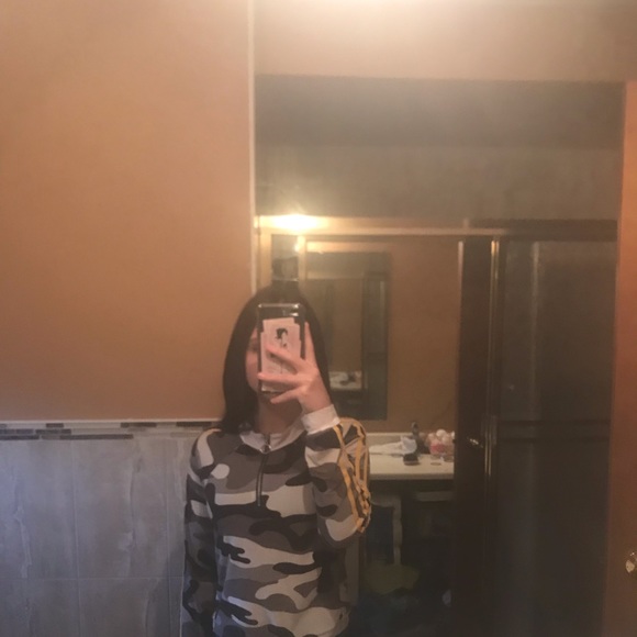 Camo and yellow striped longsleeve - Picture 2 of 3